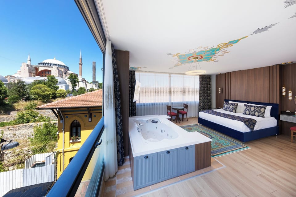Queen Suite Hagia Sophia View | Premium bedding, minibar, in-room safe, desk