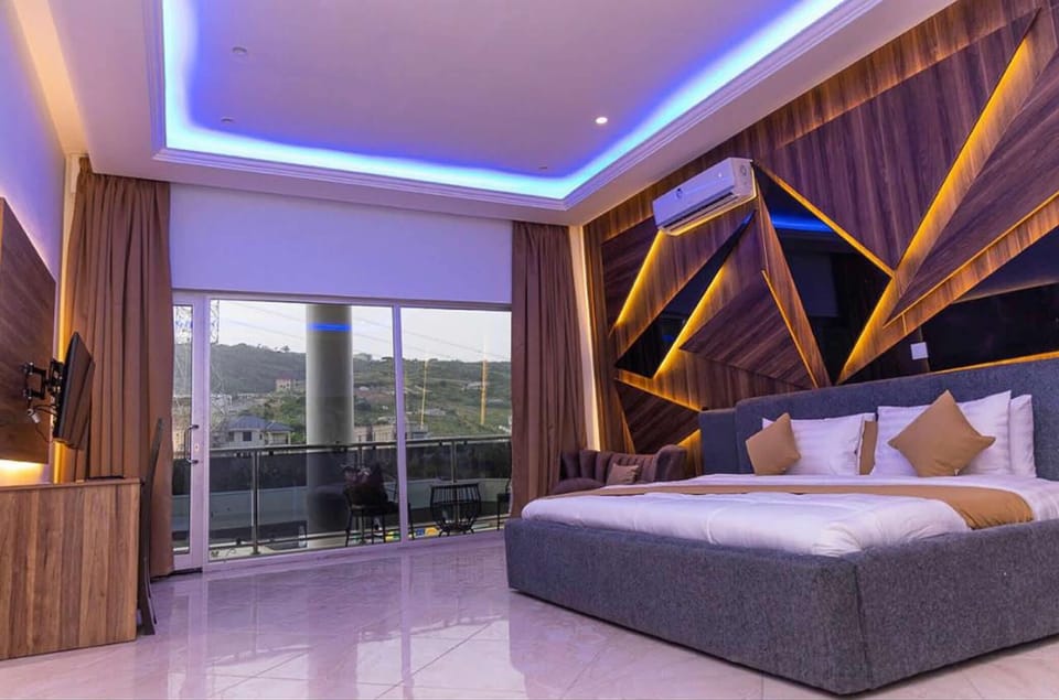 Luxury Room | In-room safe, desk, laptop workspace, blackout drapes