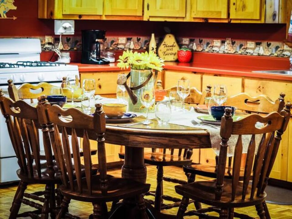 Fully equipped kitchen & dining area