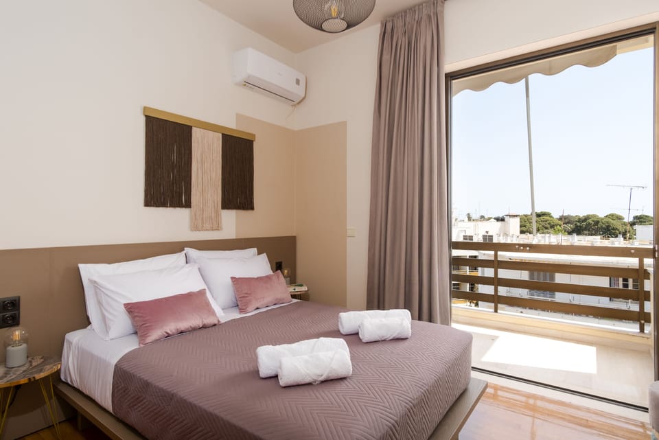 Bedroom with queen size bed and air-conditionating