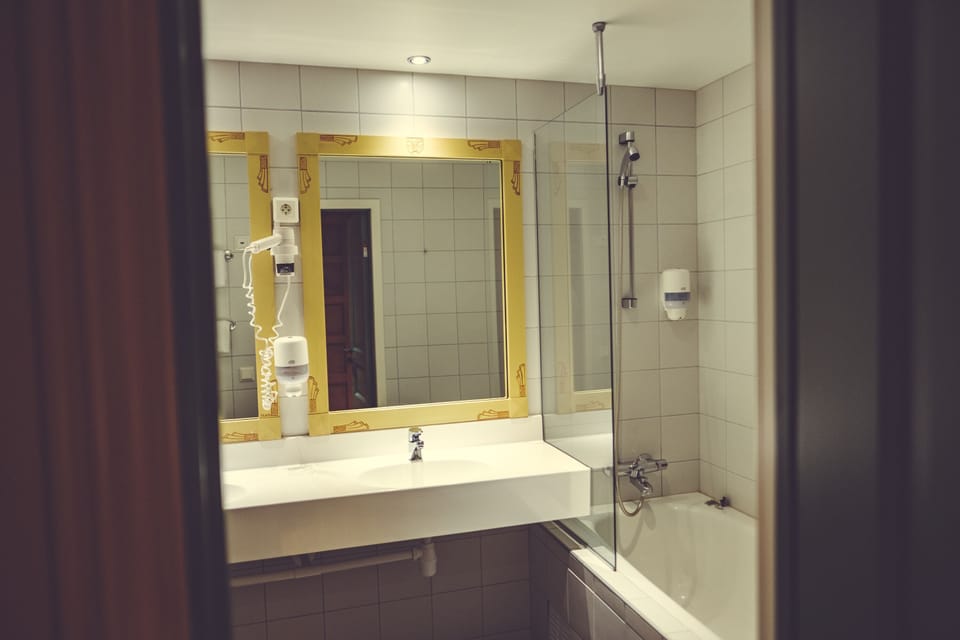 Suite | Bathroom | Free toiletries, hair dryer, towels, soap
