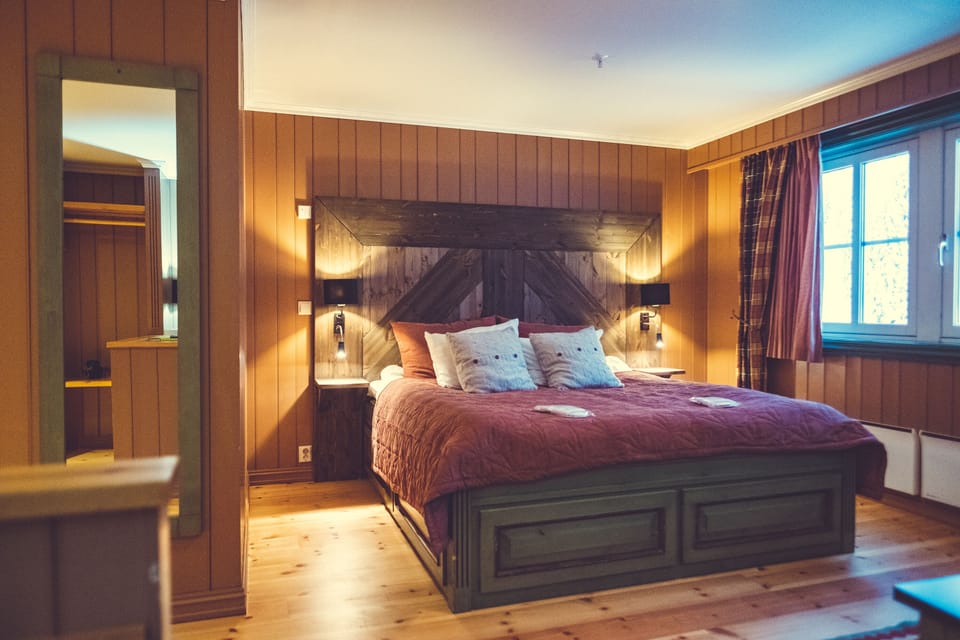 Junior Suite | Desk, blackout drapes, WiFi (free), bed sheets