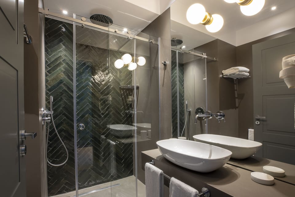 Deluxe Double or Twin Room | Bathroom | Shower, rainfall showerhead, free toiletries, hair dryer