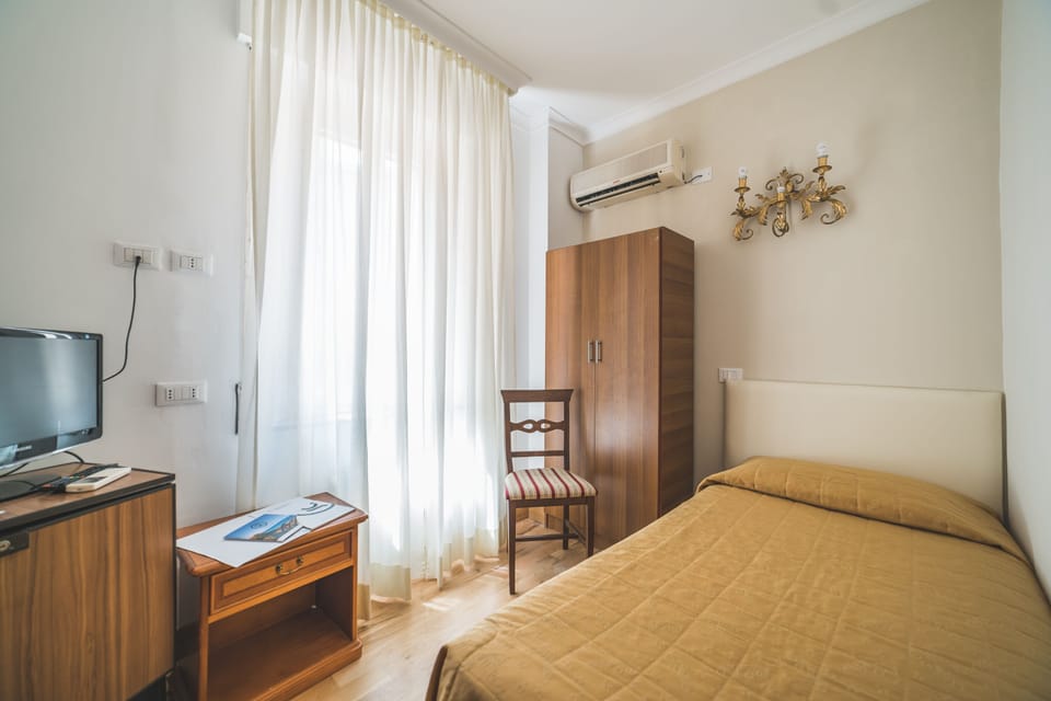 Classic Single Room | Minibar, in-room safe, desk, soundproofing