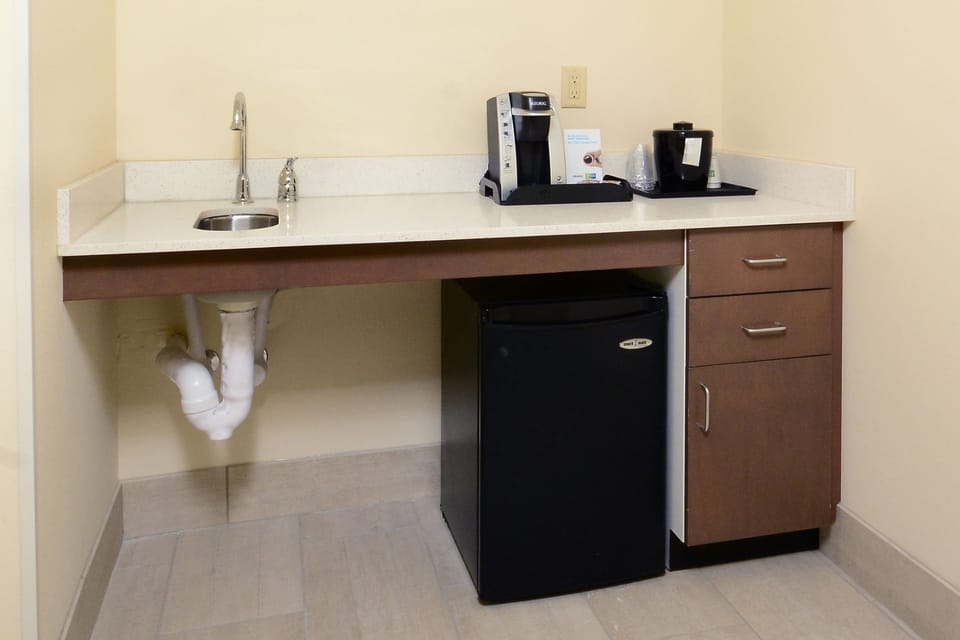 Premium bedding, in-room safe, desk, blackout drapes