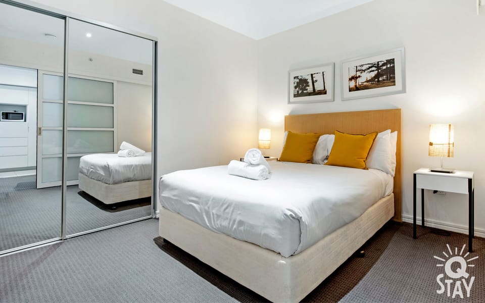 Bedroom 2: 1 x Queen bed