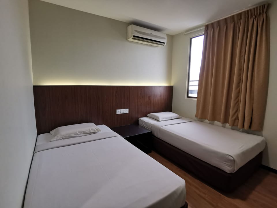 Deluxe Twin Room | Minibar, iron/ironing board, free WiFi