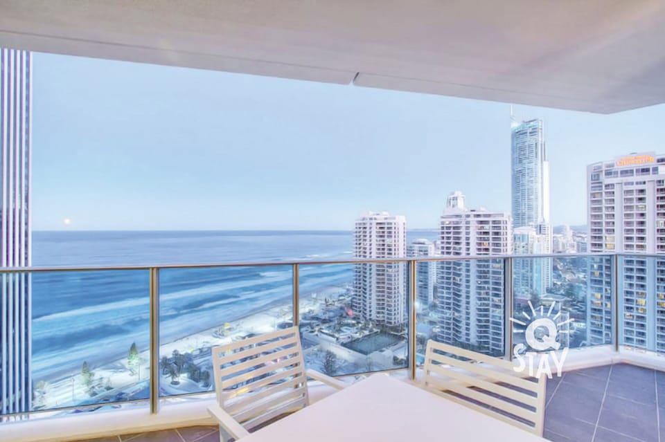 Balcony features glittering ocean views 🏝