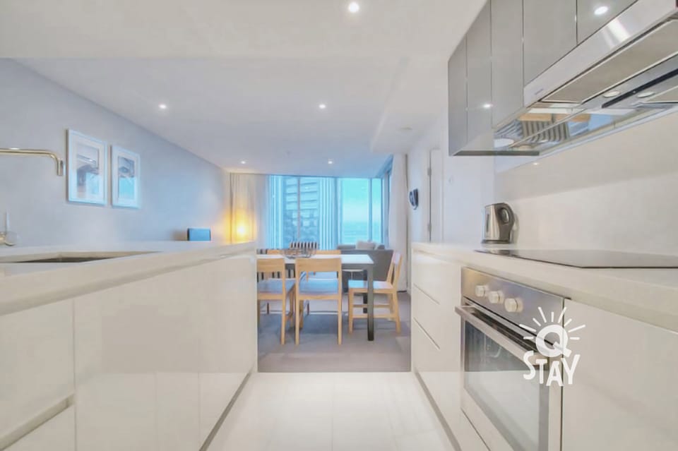 Fully equipped kitchen with modern furnishings 🍽