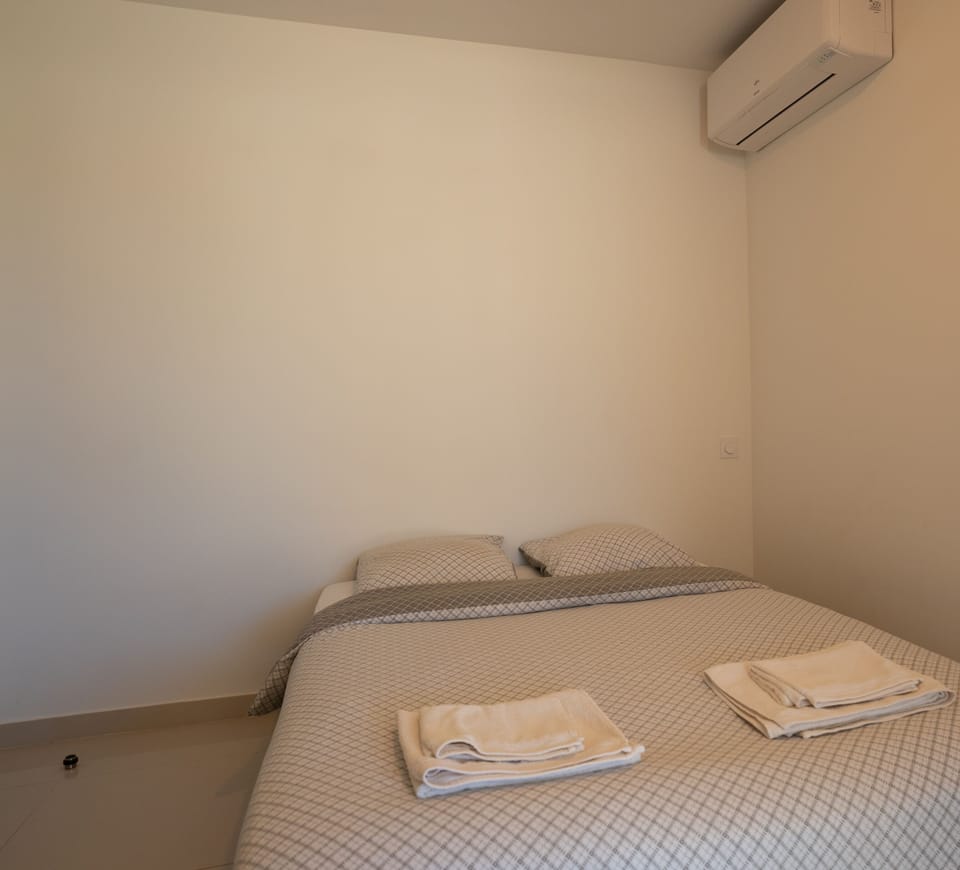 Large air-conditioned bedroom with TV and 140cm bed