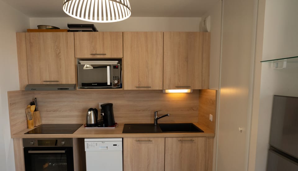 Fully equipped kitchen opening onto the dining room