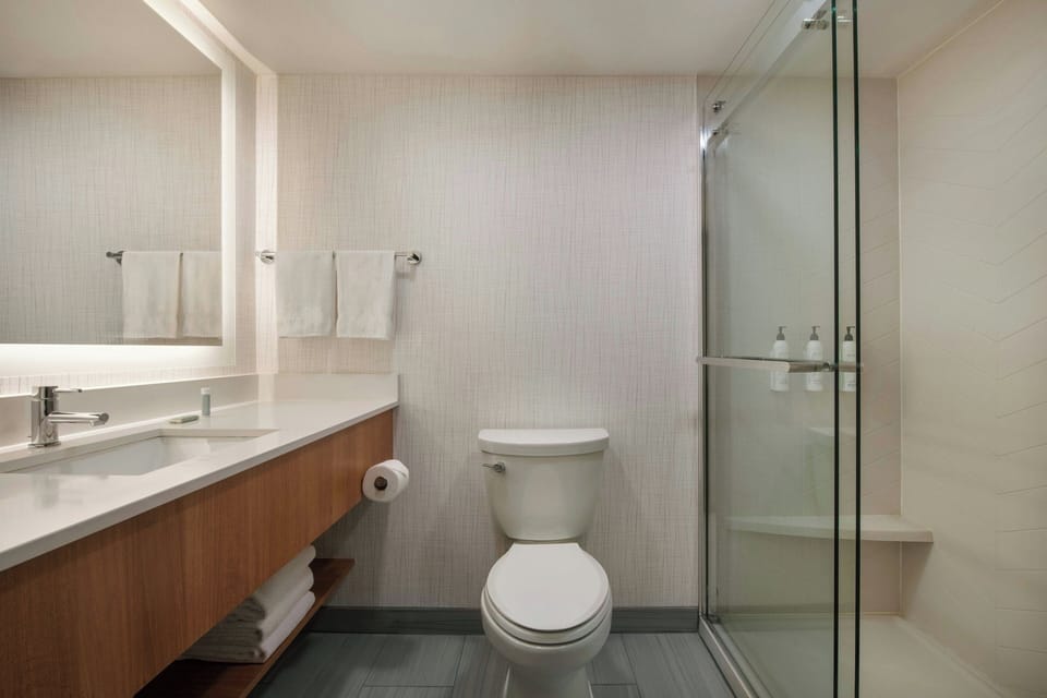 Studio, 1 King Bed | Bathroom | Combined shower/tub, free toiletries, hair dryer, towels
