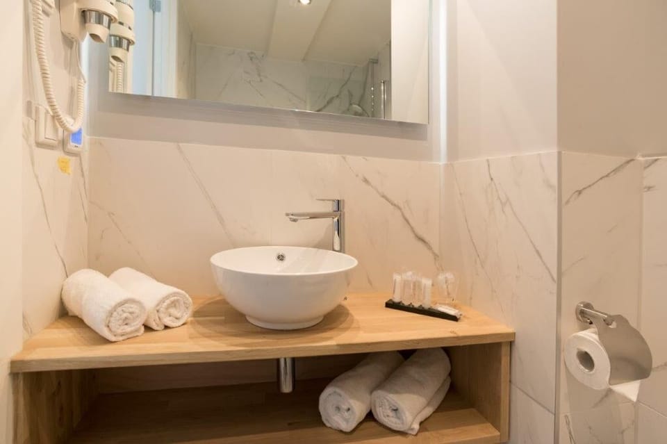 Comfort Double Room | Bathroom | Free toiletries, hair dryer, towels