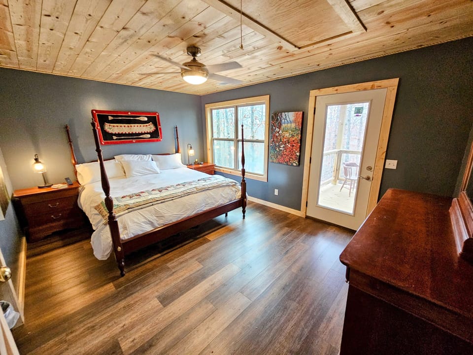 Bedroom w King