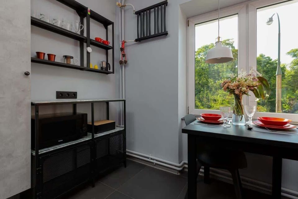 Independent kicthen with dining table