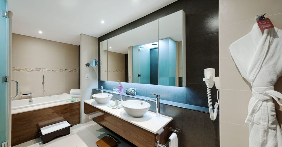 Combined shower/tub, deep soaking tub, designer toiletries, hair dryer