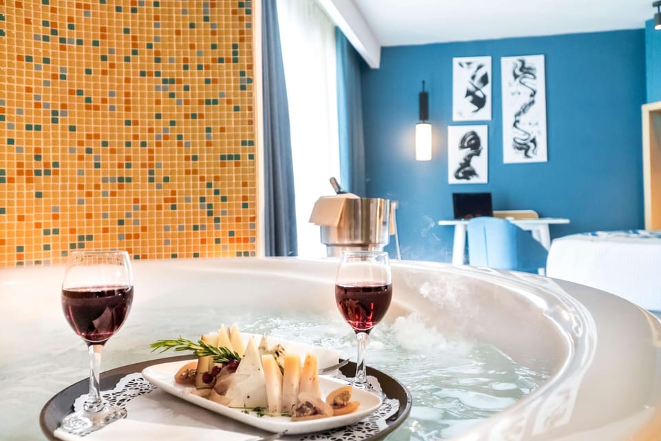 Free minibar, in-room safe, laptop workspace, free WiFi