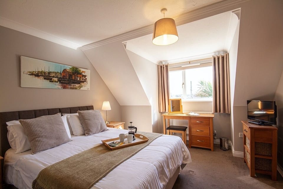 Middle bedroom with king size bed also available with twin beds