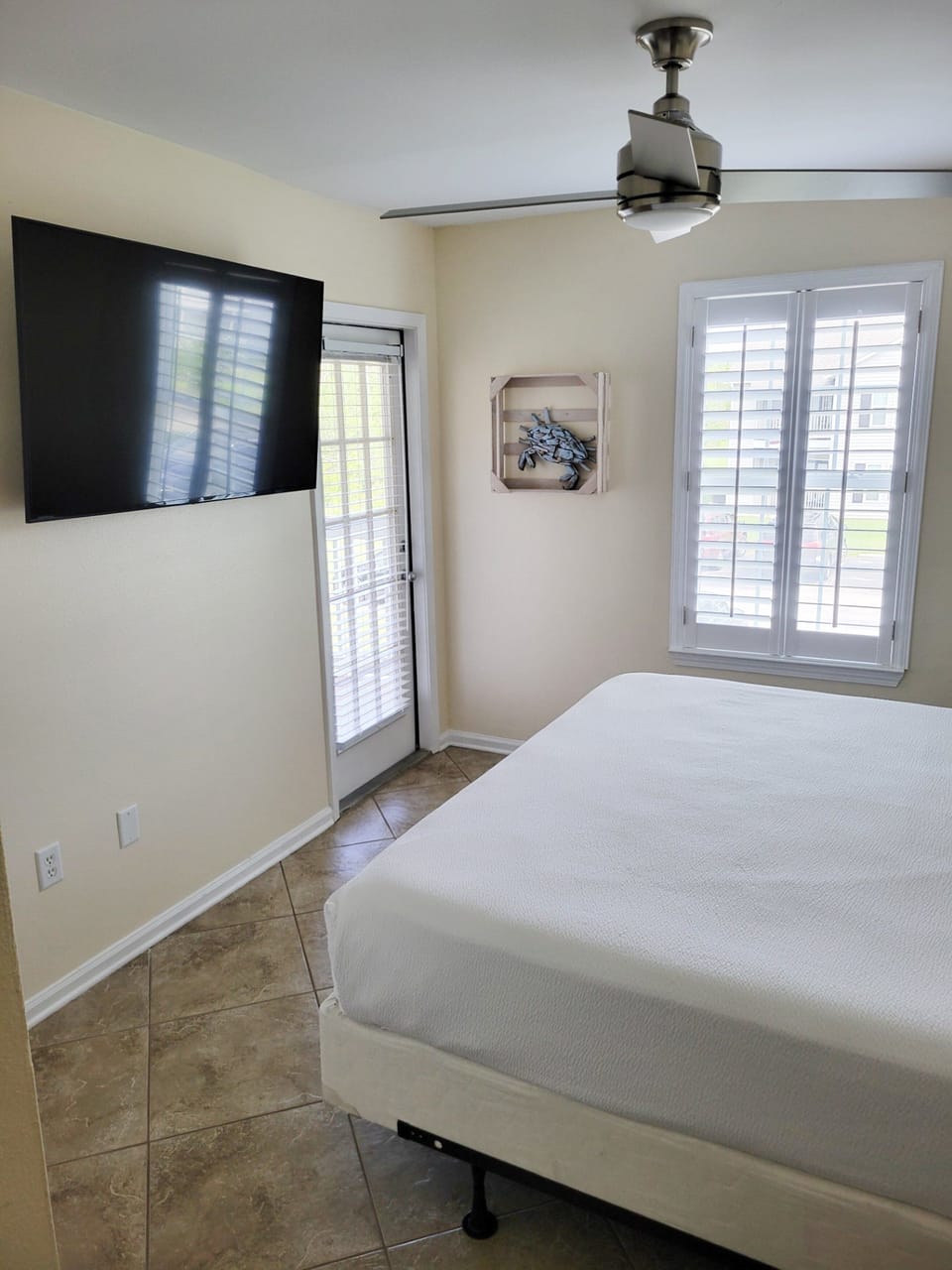 This guest bedroom offers a Smart TV for personalized entertainment as well as direct access to the private balcony.
