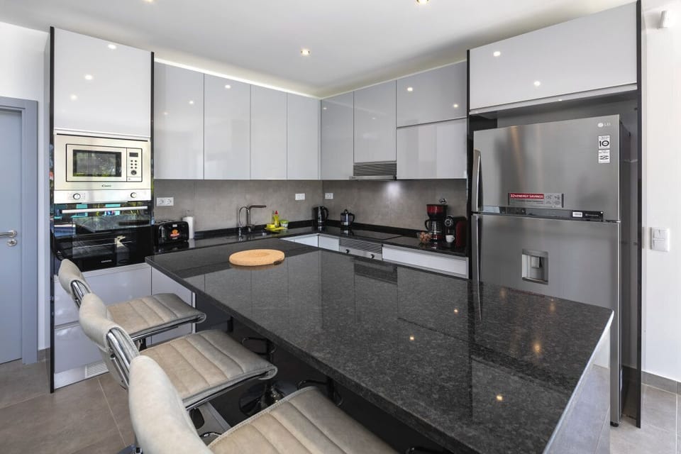 Carvoeiro Rentals Villa Maritima kitchen