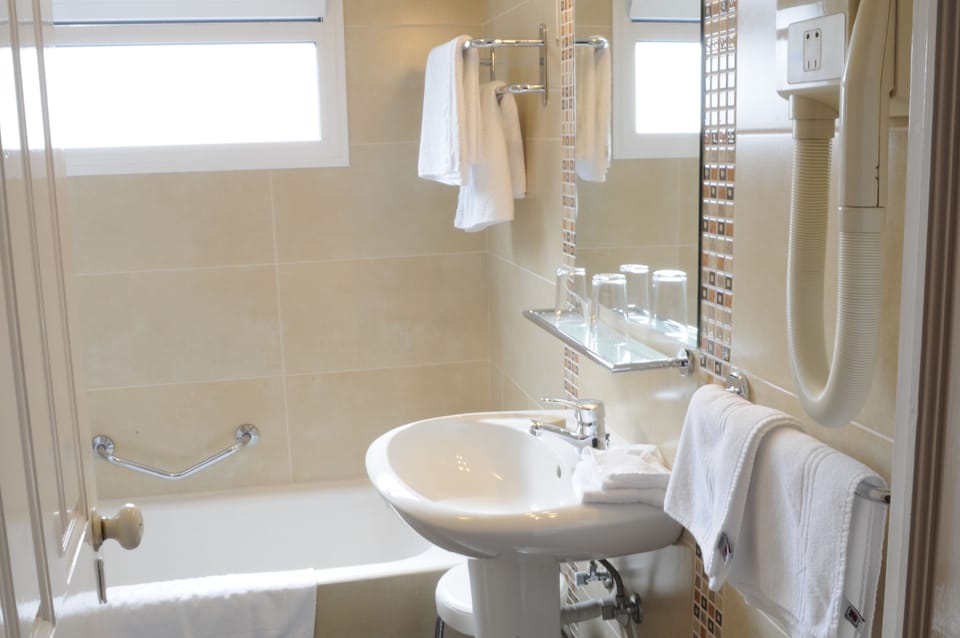 Double Room, Garden View | Bathroom | Free toiletries, hair dryer, towels