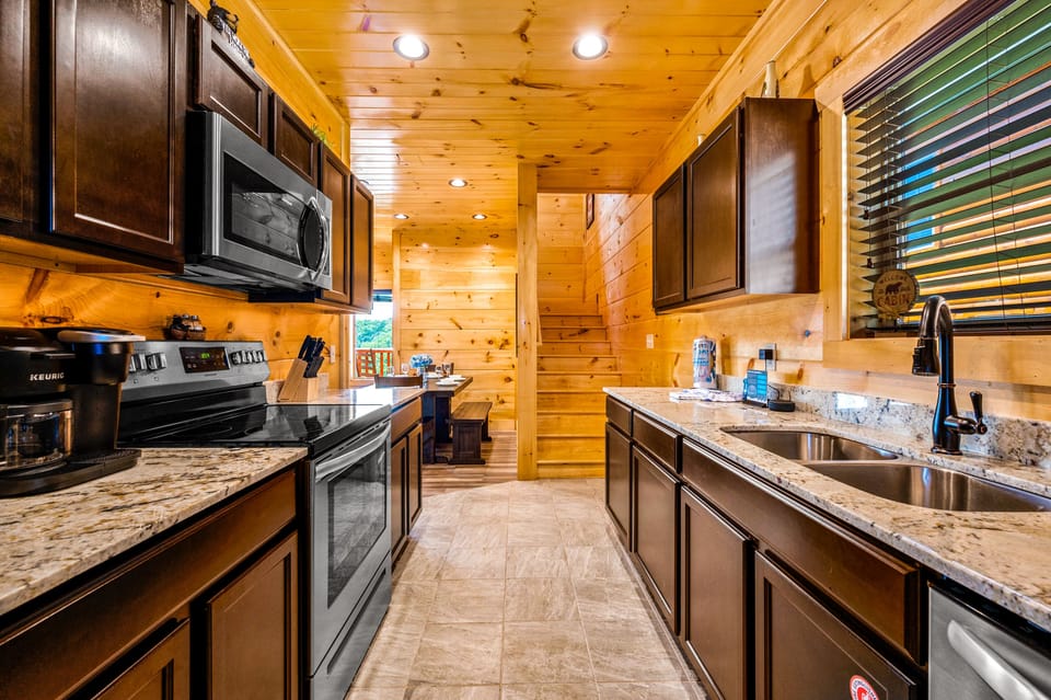 Fully equipped kitchen: appliances, cook/bake/dish-ware & more