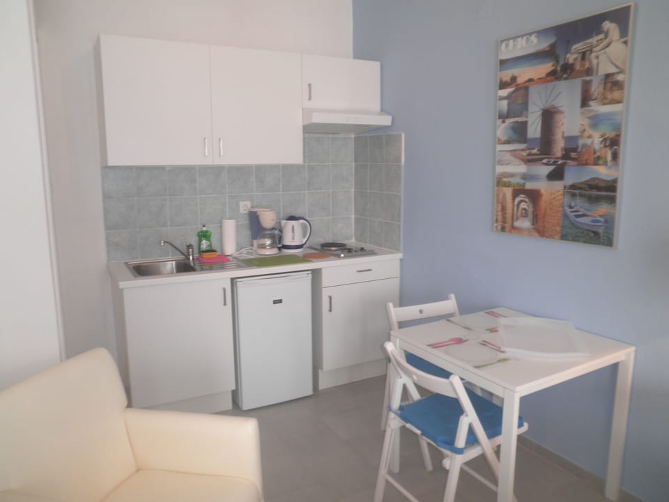 Coffee/tea maker, full-size fridge, stovetop, electric kettle
