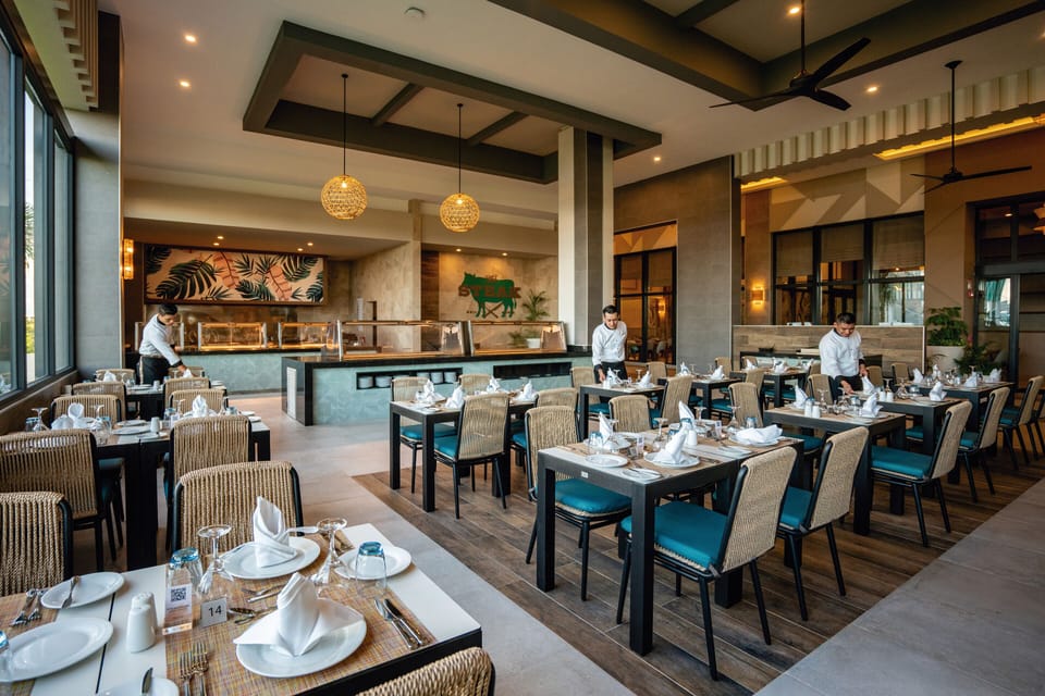 5 restaurants; breakfast, lunch, and dinner served