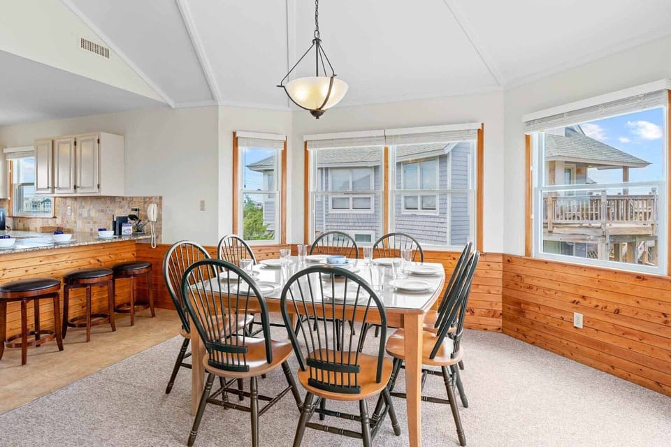 Surf-or-Sound-Realty-1014-Sandpebble-Dining-Area-1