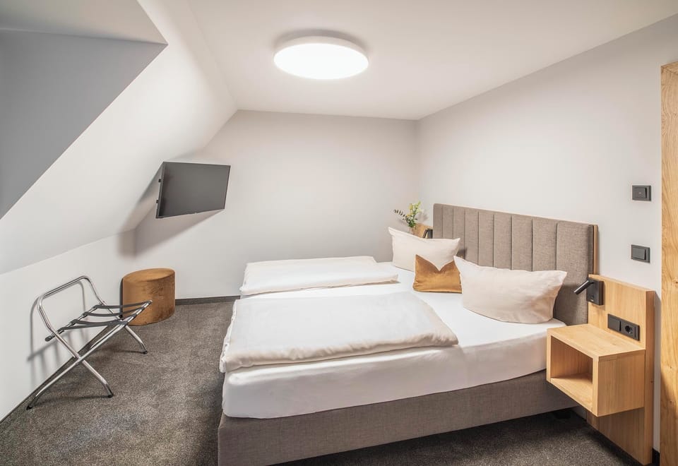Standard Double Room, 1 Queen Bed | Desk, iron/ironing board, cribs/infant beds, rollaway beds