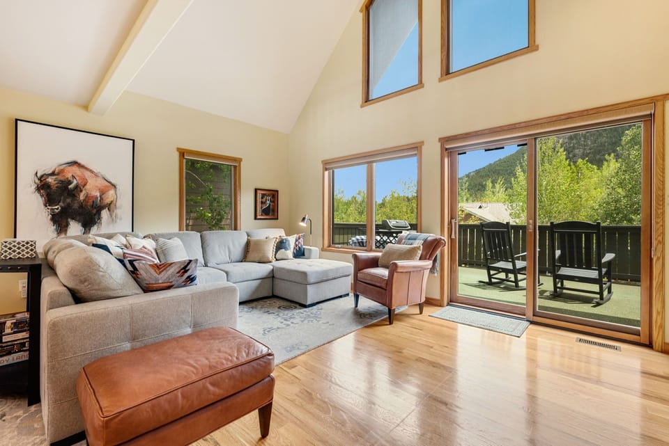 Welcome to Buffalo Retreat, a cozy 3BR / 2.5BA condo in Estes Park perfectly suited for small groups