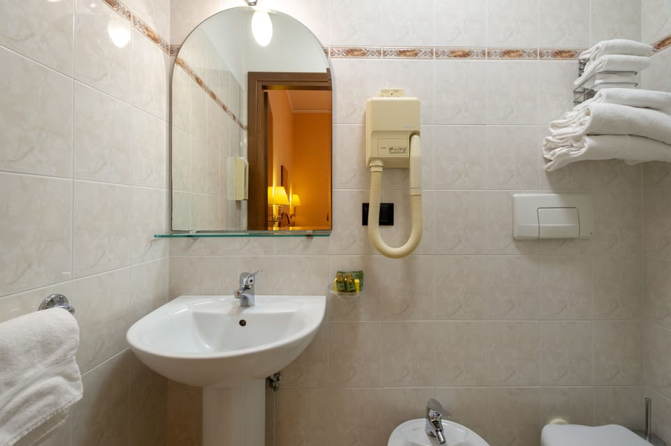 Classic Double or Twin Room | Bathroom | Shower, free toiletries, hair dryer, bidet