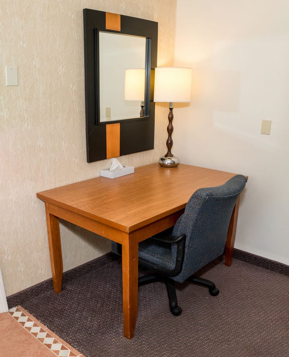 Deluxe Room, 1 King Bed | In-room safe, iron/ironing board, free WiFi, bed sheets