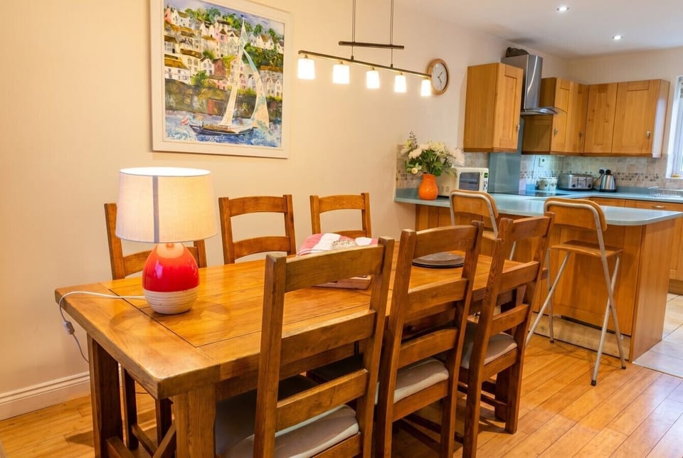 Gather around the oak table in the open plan kitchen for sociable suppers.