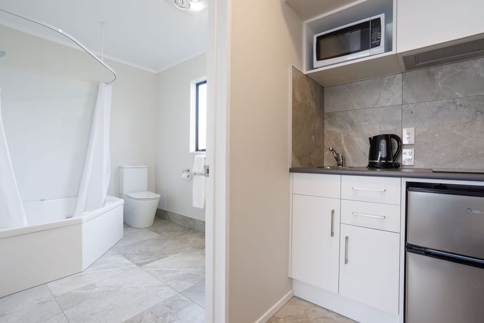 Standard Studio, Non Smoking, Refrigerator & Microwave (Spa Studio) | Bathroom