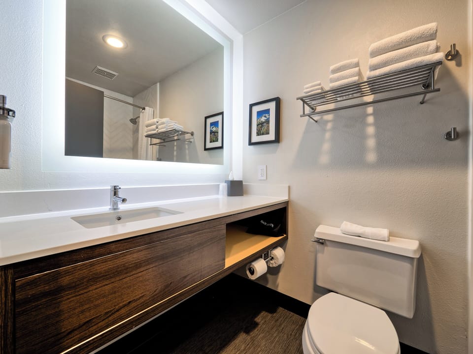 Combined shower/tub, designer toiletries, hair dryer, towels