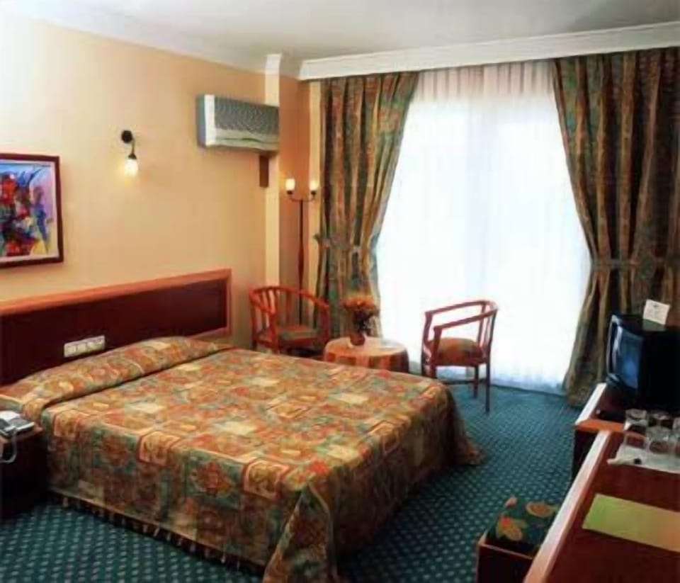 Minibar, in-room safe, iron/ironing board, Internet
