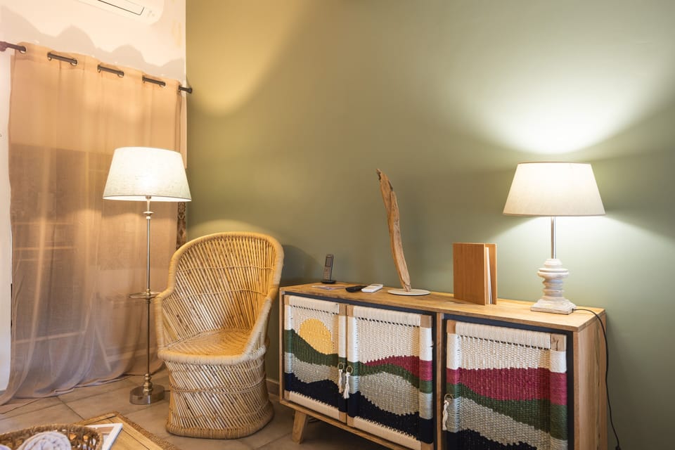 Petite Chambre | Premium bedding, pillowtop beds, minibar, in-room safe