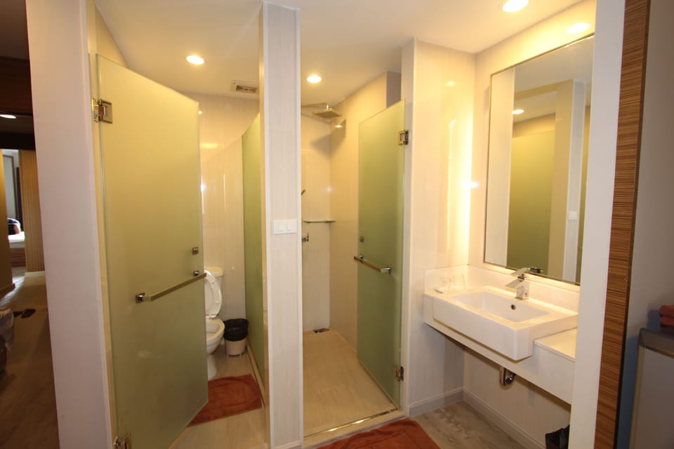 Standard Room | Bathroom | Shower, free toiletries, hair dryer, towels