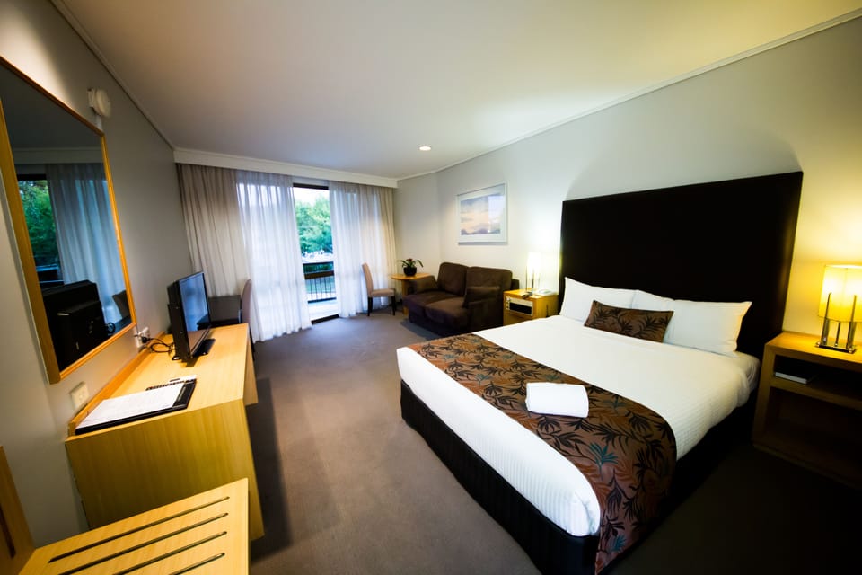 Executive Room | Desk, blackout drapes, soundproofing, iron/ironing board