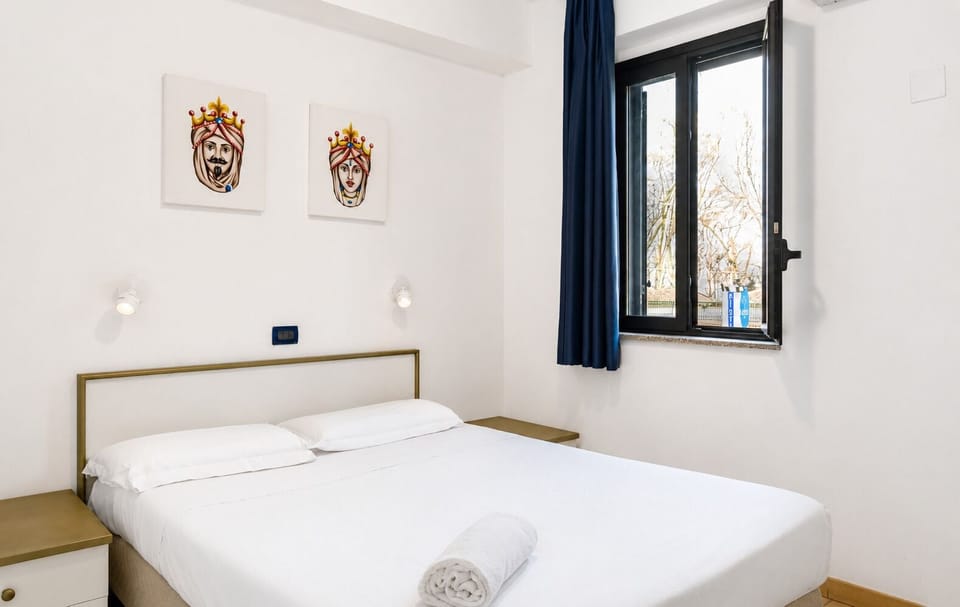 Single Room | In-room safe, blackout drapes, WiFi (free)