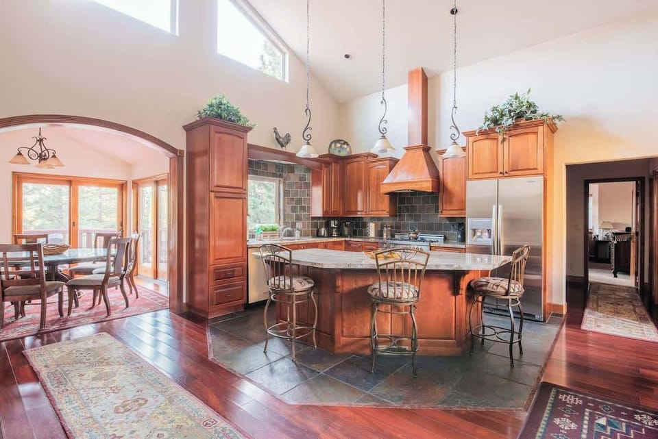 Open floor plan for kitchen, Stainless steel appliances, kitchen island with extra seating,