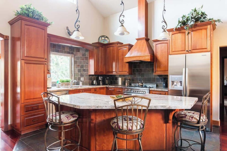 Open floor plan for kitchen, Stainless steel appliances, kitchen island with extra seating,