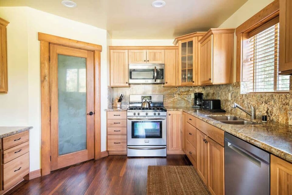 FULL KITCHEN WITH WALK IN PANTRY