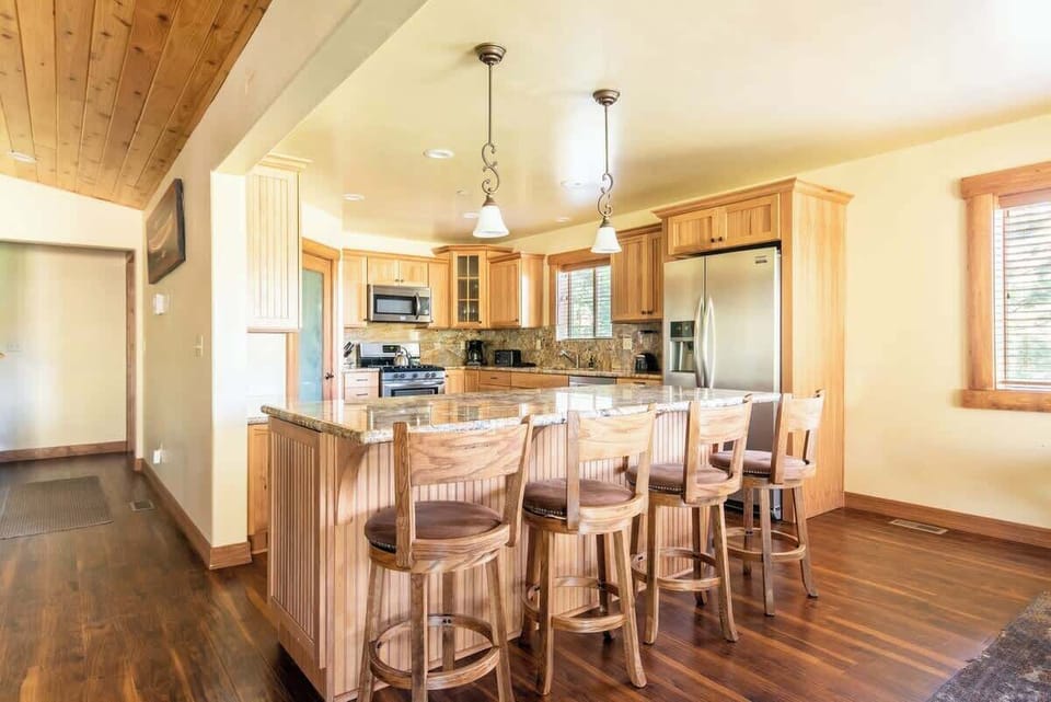 BREAKFAST BAR RIGHT BETWEEN THE DINING AREA AND THE KITCHEN