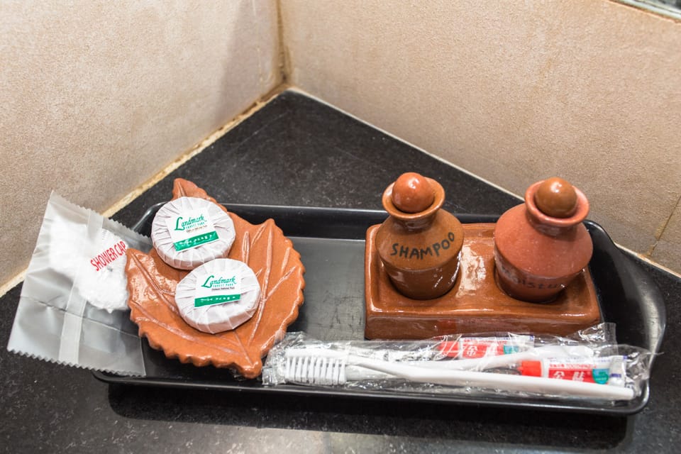 Shower, hydromassage showerhead, free toiletries, hair dryer