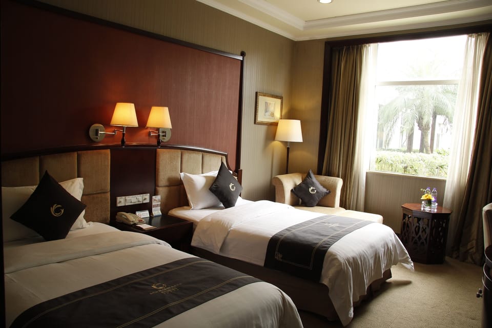 Elite Room | Minibar, in-room safe, desk, iron/ironing board