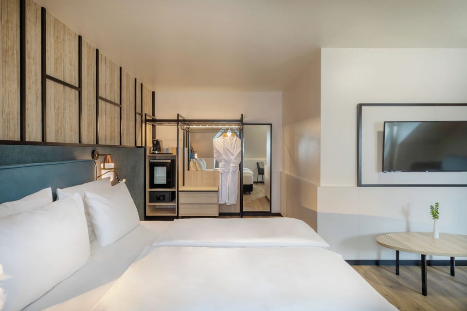 Premium bedding, in-room safe, desk, blackout drapes