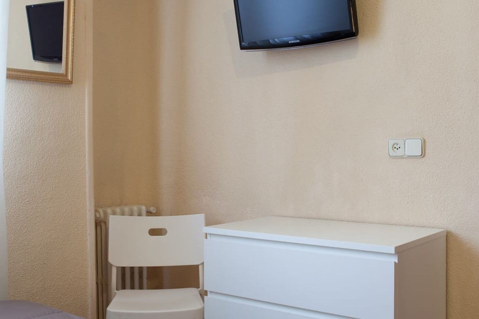 Single Room | In-room safe, desk, iron/ironing board, free WiFi