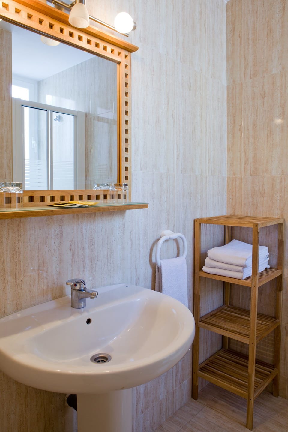 Quadruple Room | Bathroom sink